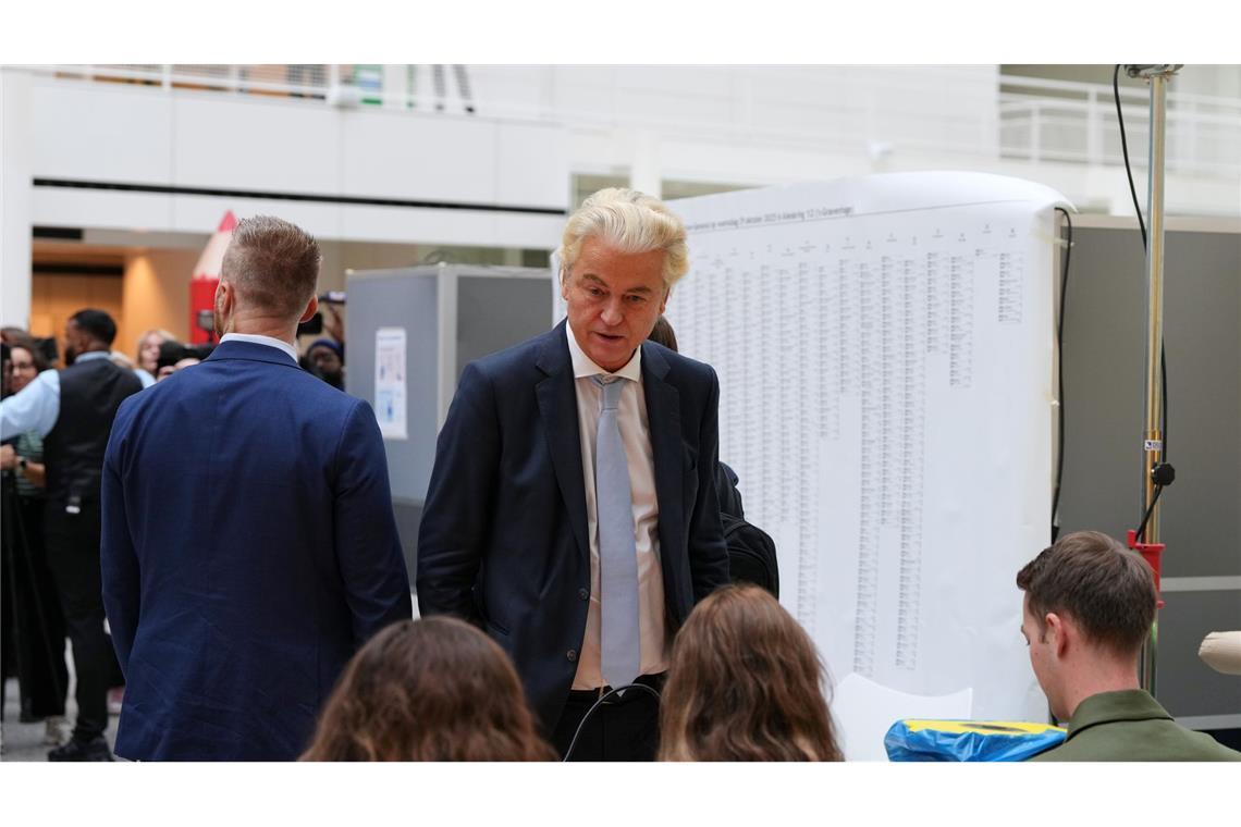 Der Rechtspopulist Geert Wilders hat einer ersten Prognose zufolge bei der Parlamentswahl in den Niederlanden seine Position als stärkste politische Kraft eingebüßt.
