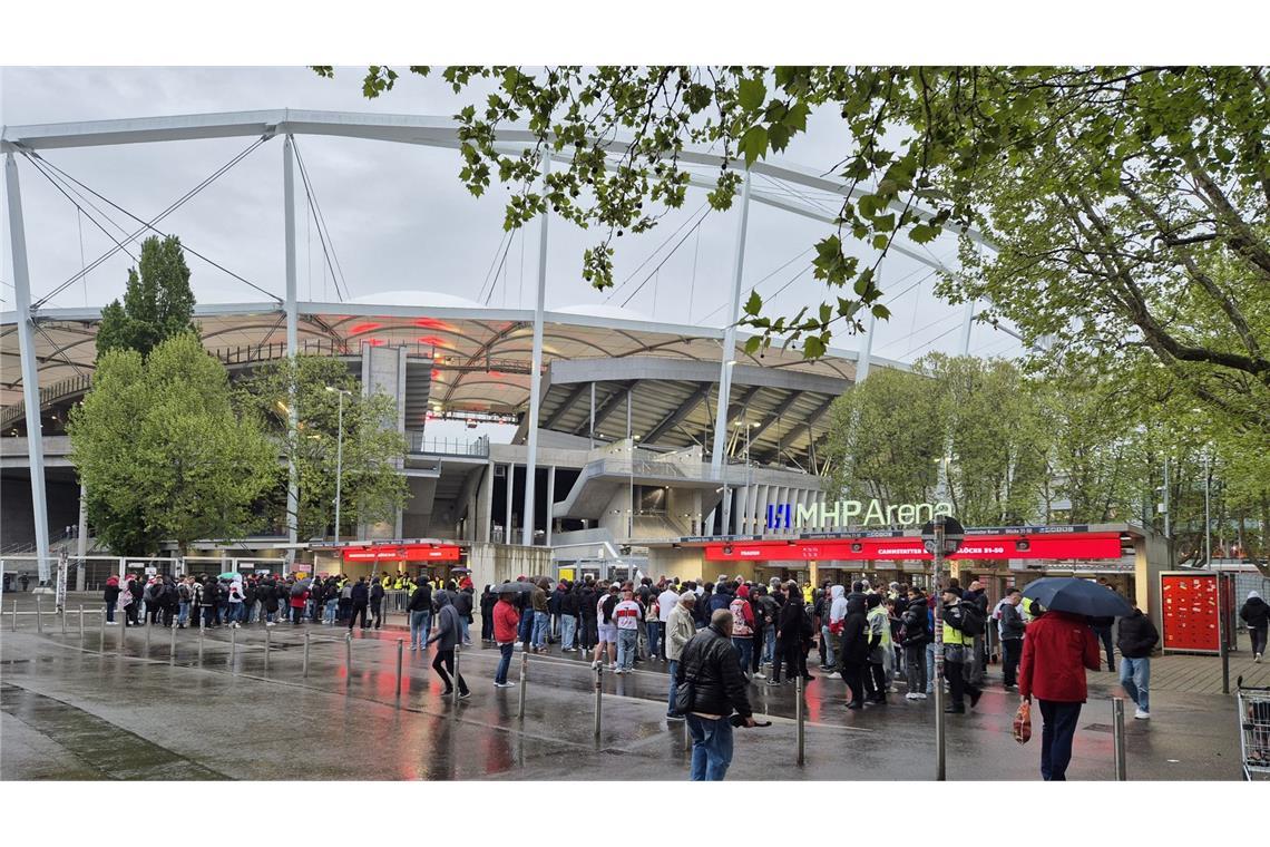 Liveblog: Shirin schwebt, der Wasen feiert, der VfB enttäuscht Der Regen hält an. Die Fans suchen Schutz im überdachten Durchgangsbereich neben dem Fancenter.