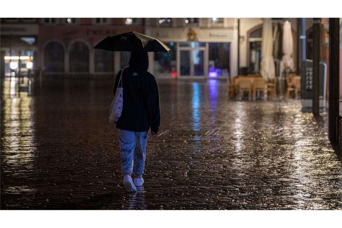 Herbstwetter bringt Regen im Süden und Sonne im Norden Der Regenschirm darf im Süden in den kommenden Tagen nicht fehlen.