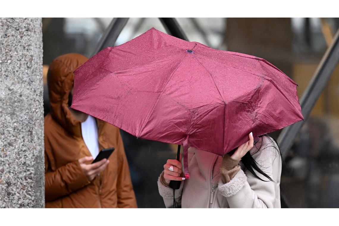 Erst stürmisch, dann kalt Der Regenschirm könnte auch in den kommenden Tagen ein guter Begleiter sein.