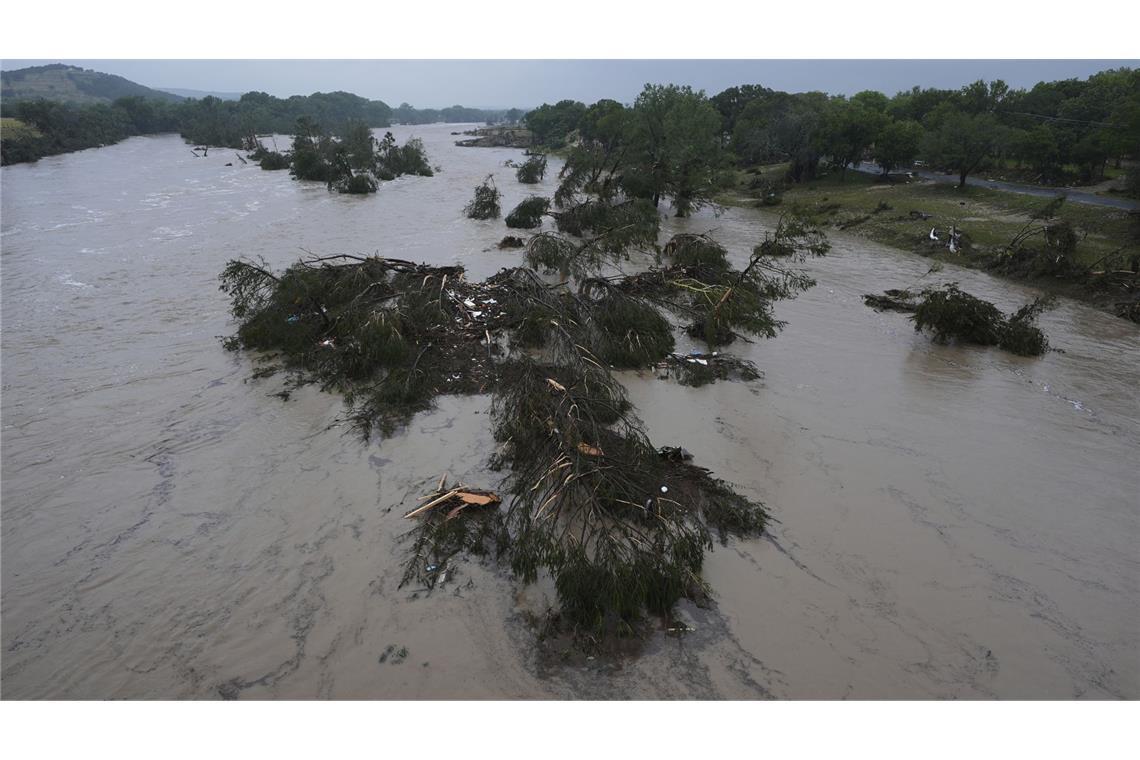 Tödliche Sturzflut: Suche nach Vermissten dauert an – mehrere Tote Der reißende Guadalupe River hinterlässt in Kerrville, Texas, umgestürzte Bäume und Trümmer.