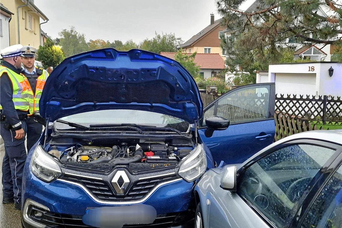 Frau muss wiederbelebt werden Der Renault rollte gegen ein geparktes Fahrzeug.Foto: 7.aktuell.de/Kevin Lermer