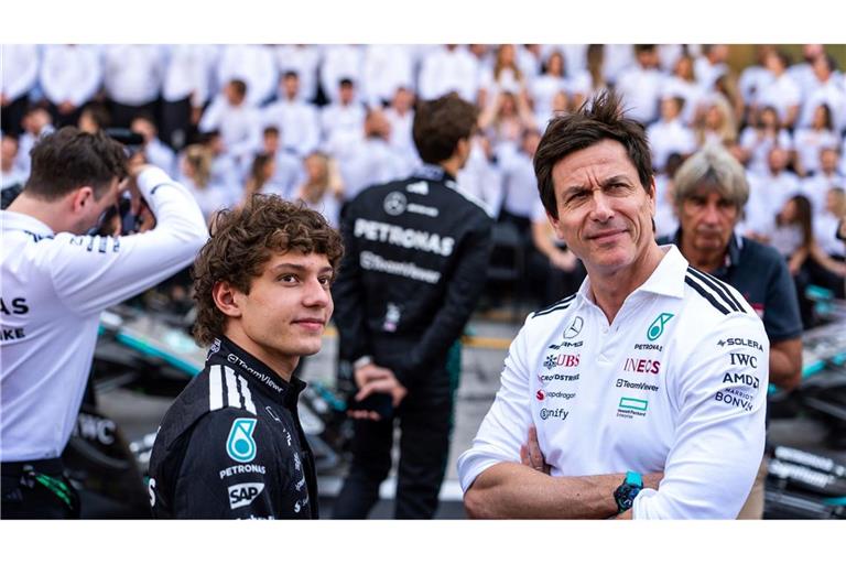 Der Rennfahrer (l) und sein Förderer. (Archivbild)