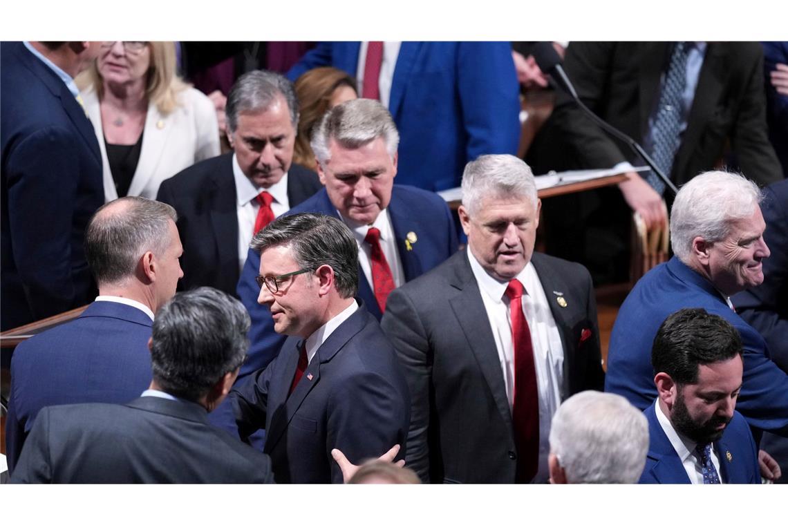 Sieg mit Risiko: Trump bekommt sein "Big Beautiful"-Gesetz Der republikanische Sprecher des Repräsentantenhauses, Mike Johnson, hat es geschafft genug Parteikollegen hinter dem Gesetz zu versammeln.
