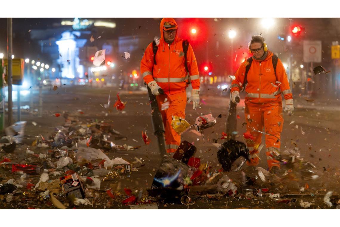 Böller-Tote und Angriffe auf Einsatzkräfte zum Jahresstart Der Rest vom Fest - hier machen sich Berliner Reinigungskräfte ans Werk.