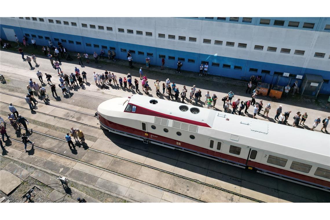 DDR-Prestigezug soll bald wieder rollen Der restaurierte SVT Görlitz steht auf dem Werksgelände der VIS (Verkehrs Industrie Systeme GmbH) in Halberstadt.