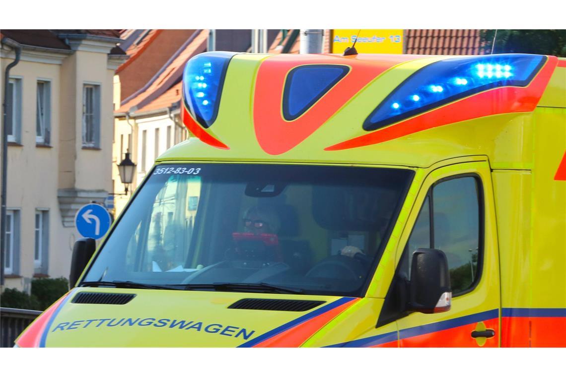 27-Jähriger bei Auffahrunfall schwer verletzt Der Rettungsdienst brachte den Schwerverletzten in ein Krankenhaus. (Symbolfoto)