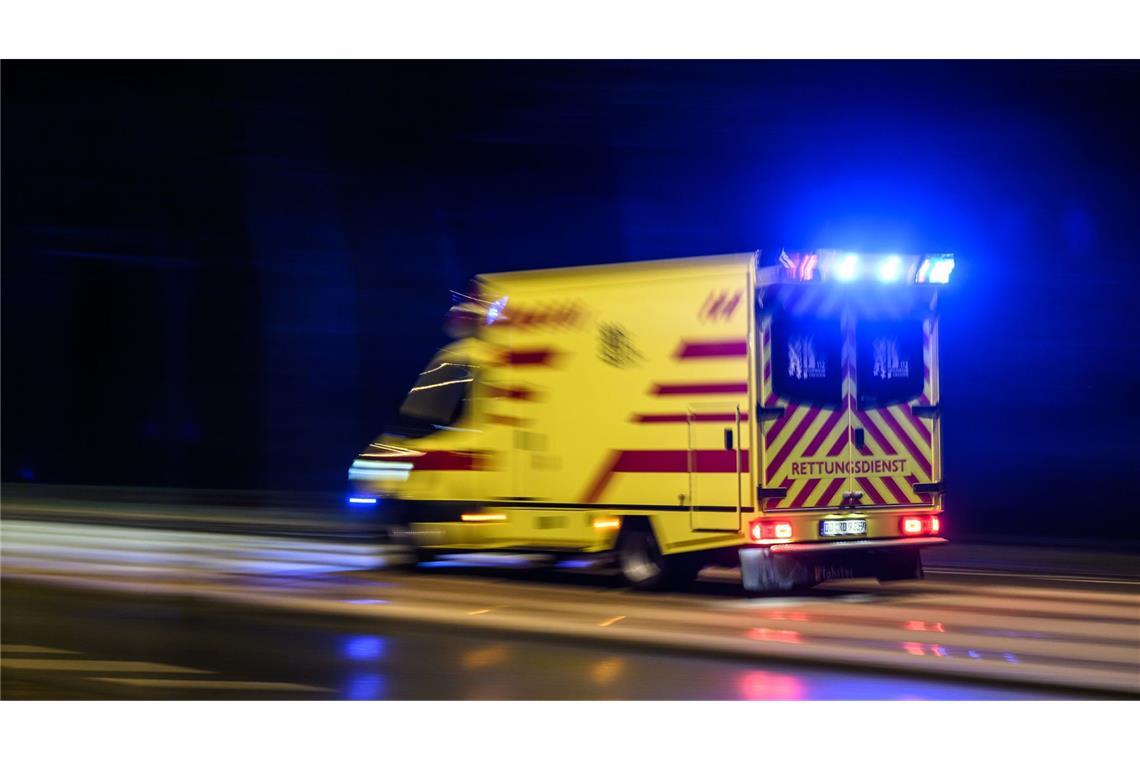 Mann sticht auf Kontrahenten ein und entwendet Dienstwaffe eines Polizisten Der Rettungsdienst brachte den verletzten Mann in ein Krankenhaus. (Symbolfoto)