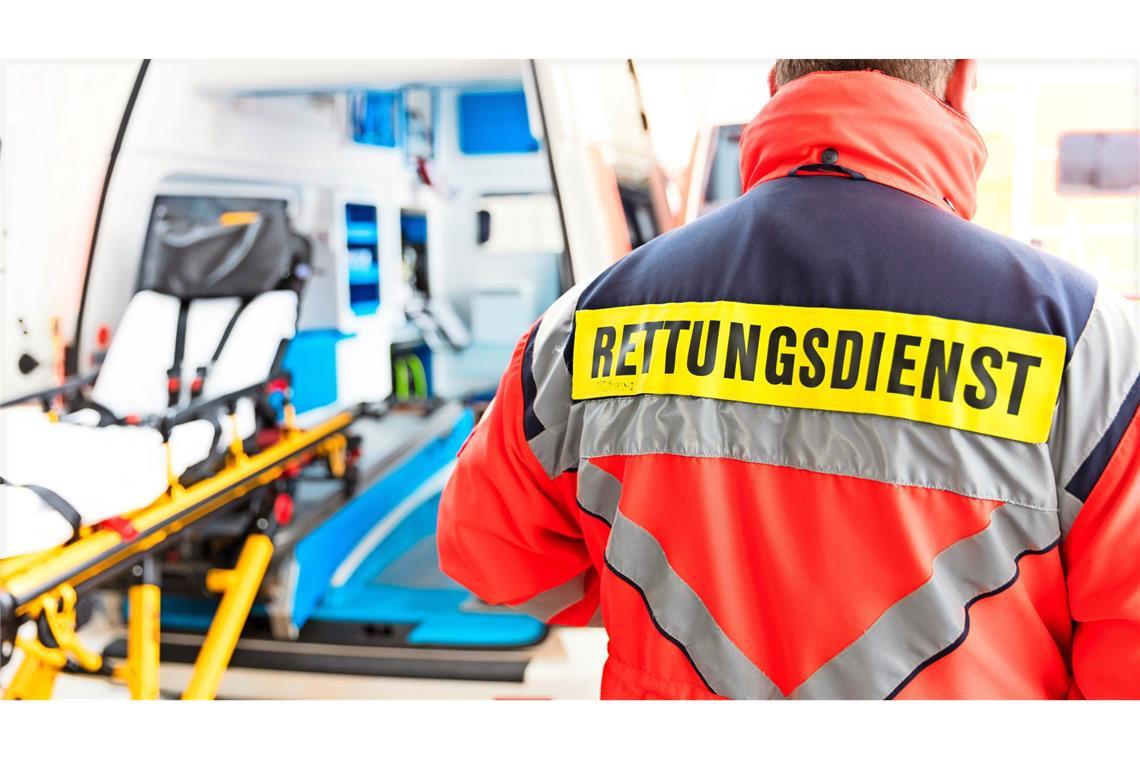 Der Rettungsdienst kümmerte sich um den Schwerverletzten. (Symbolfoto)