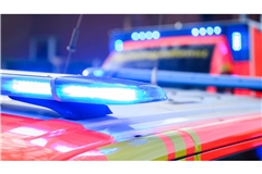 Der Rettungsdienst versorgte die verletzten Kinder an der Schule. (Symbolbild)