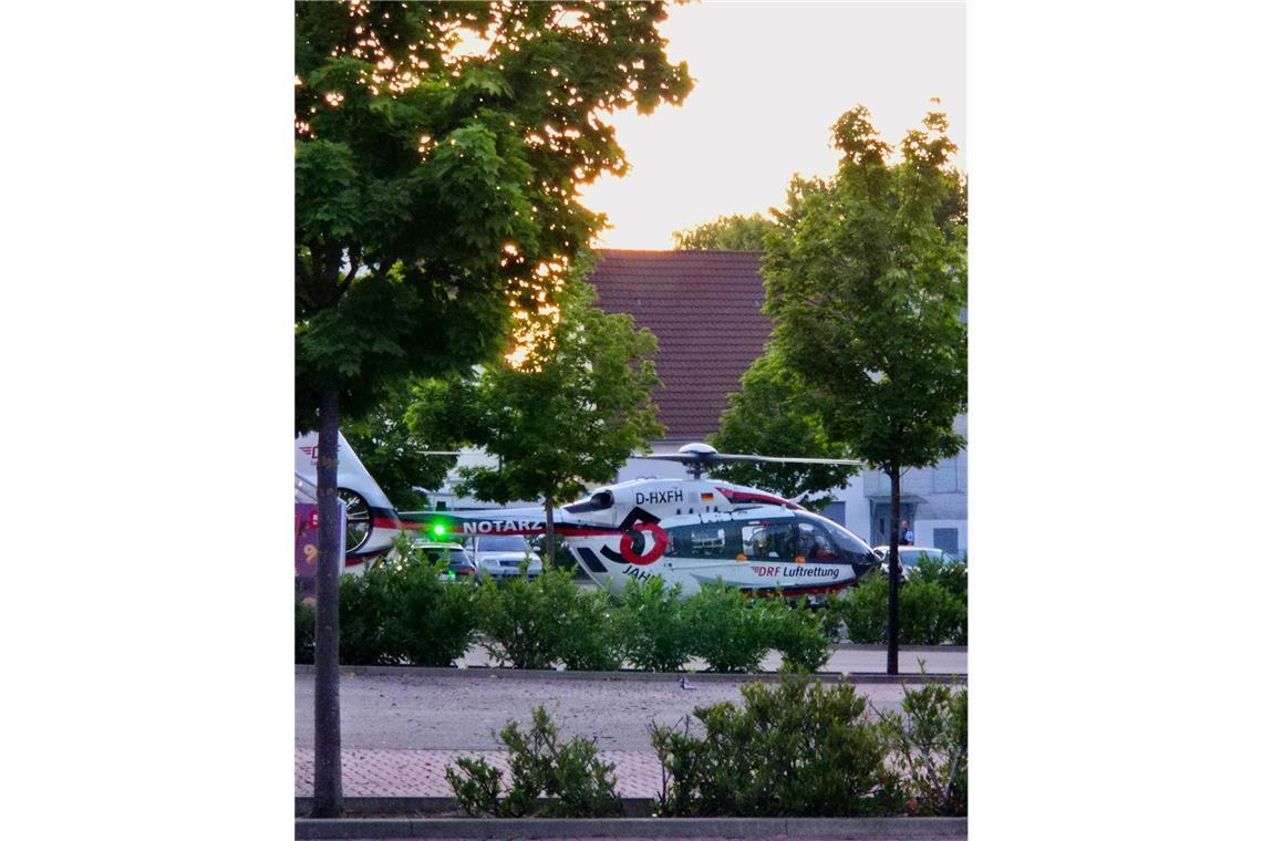 Polizeiauto überschlägt sich nach Zusammenstoß mehrfach Der Rettungshubschrauber Christoph 11 landete an der Unfallstelle.