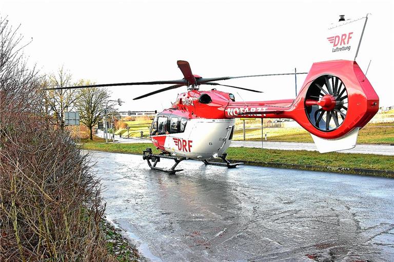 Der Rettungshubschrauber ist auf dem Parkplatz am Ortsausgang von Backnang in Richtung Strümpfelbach gelandet. Foto: Tobias Sellmaier