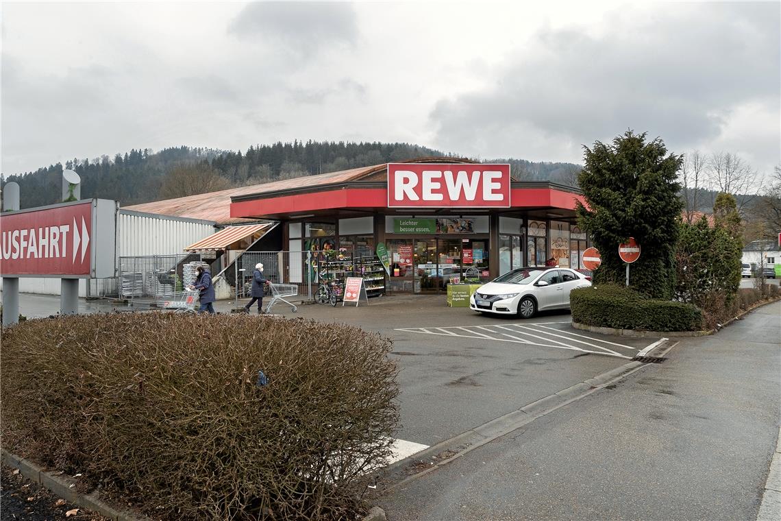 Der Rewe-Standort in der Murrhardter Weststadt wird komplett neu geplant. In den späteren Neubau zieht auch Penny mit einem Markt ein sowie die Hörschbach-Apotheke. Foto: J. Fiedler 