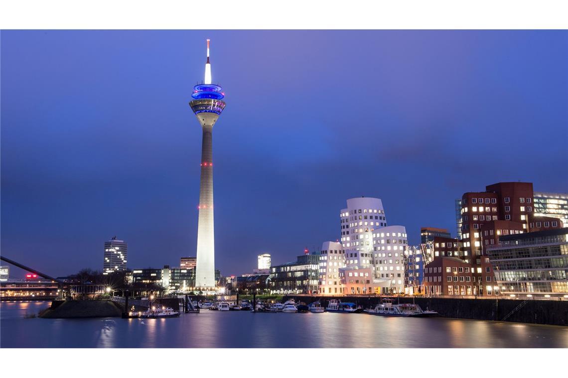Einkehr mit Aussicht in deutschen Metropolen Der Rheinturm prägt die Düsseldorfer Skyline. (Archivbild)