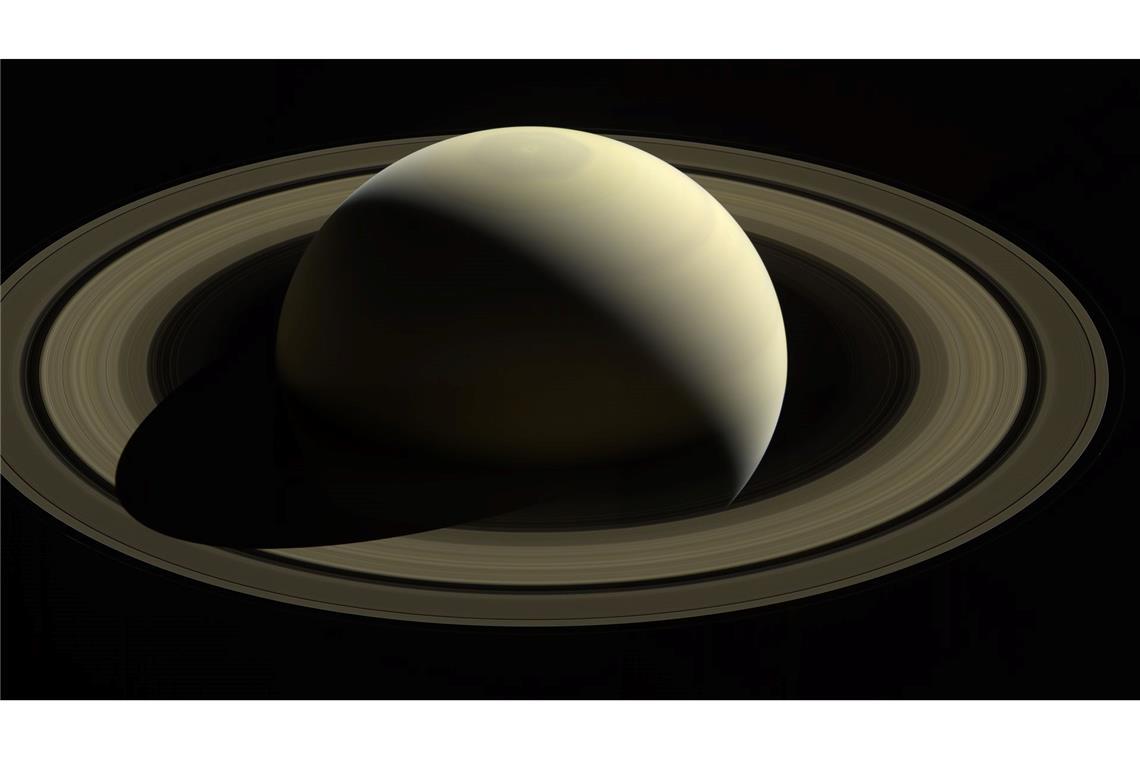 Astronomische Jahresvorschau - Sonne, Mond und Sterne 2025 Der Ring des Saturn ist relativ zu seinem Durchmesser das dünnste Gebilde im Sonnensystem. (Archivbild)