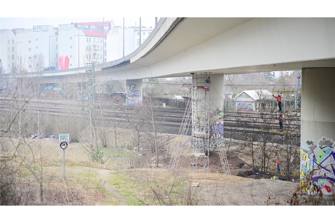 Jahrelange Vollsperrung einer Stadtautobahnbrücke in Berlin Der Riss in der Autobahnbrücke war vor wenigen Wochen entdeckt worden - nun folgte die Vollsperrung der Brücke.