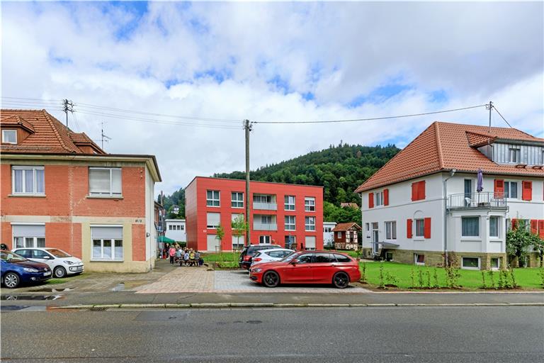 Der rote, moderne Neubau schlägt die Brücke zwischen saniertem Altbau (links) und der hergerichteten ehemaligen Soehnle-Villa der einstigen Murrhardter Waagenbauerdynastie (rechts).