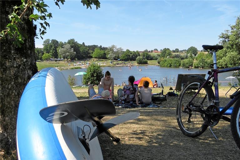 Der rund vier Hektar große Aichstrutsee bei Welzheim ist umgeben von Liegewiesen. Er dient gleichzeitig als Hochwasserrückhaltebecken der Lein. Am Rande finden sich auch schattige Plätzchen und am gegenüberliegenden Ufer ist ein Nichtschwimmerbereich eingerichtet. Fotos: Christine Schick