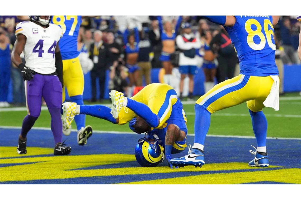Bilder des Tages Der Running Back der Los Angeles Rams, Kyren Williams (23), fängt einen Fünf-Yard-Pass zum Touchdown im American Football Spiel der National Football League gegen die Minnesota Vikings.