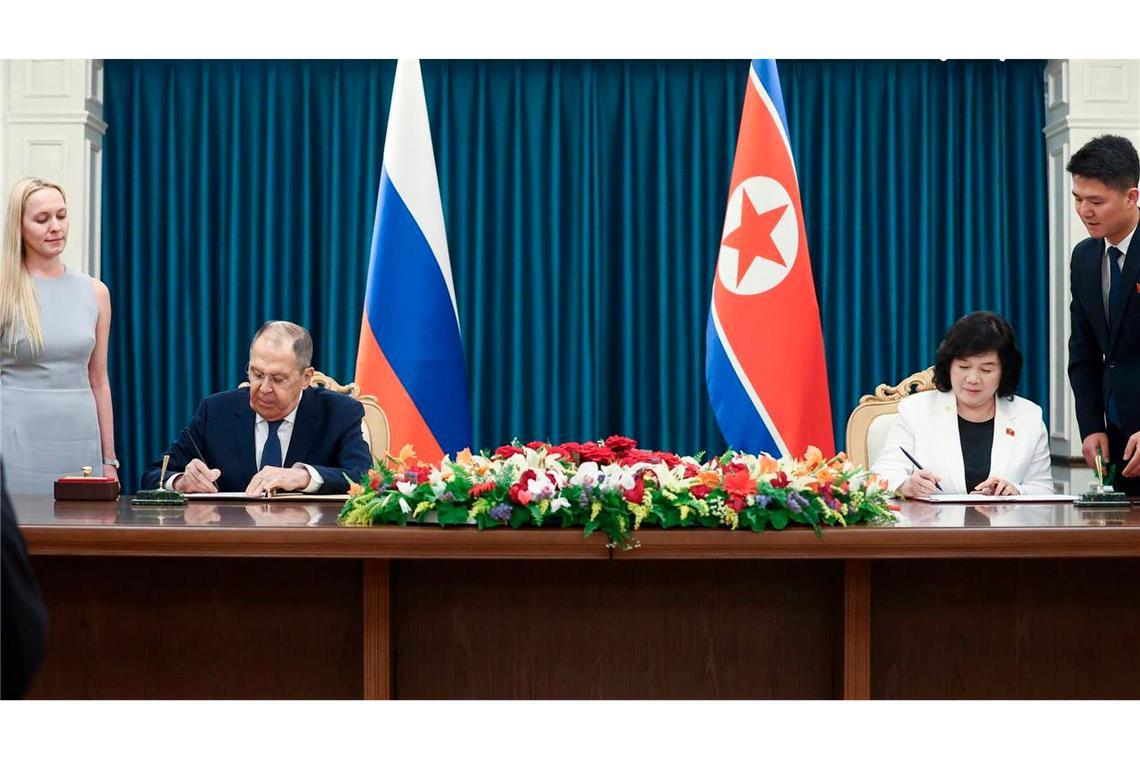 Lawrow: Nordkorea unterstützt Russlands Kriegsziele Der russische Außenminister Sergej Lawrow besucht die nordkoreanische Küstenstadt Wonsan, wo er unter anderem Gespräche mit seiner Amtskollegin Choe Son Hui geführt hat.