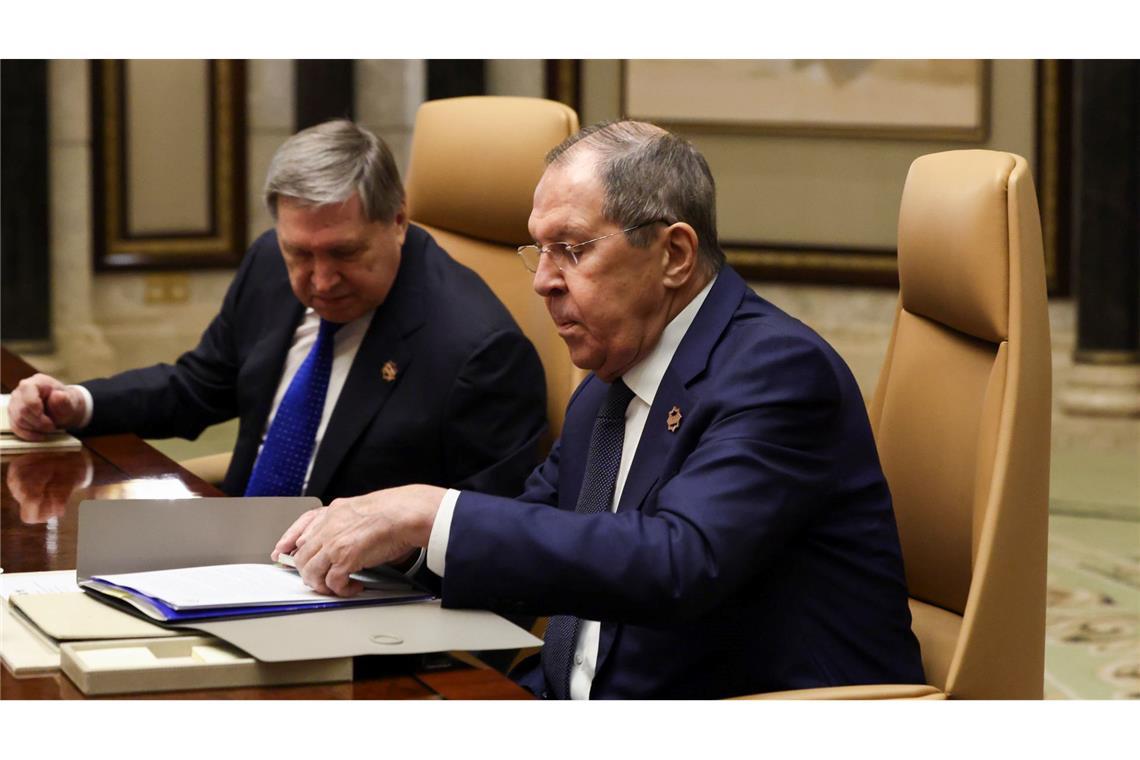 USA holen Russland aus der Isolation - Rubio trifft Lawrow Der russische Außenminister Sergej Lawrow (r) sitzt neben dem außenpolitischen Berater des russischen Präsidenten Putin, Juri Uschakow.