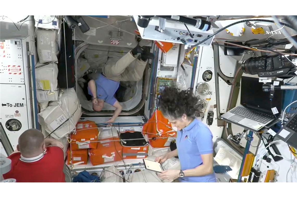 Rückkehr-Mission für gestrandete Astronauten erreicht ISS Der russische Kosmonaut Alexej Owtschinin (links) und die Astronauten Barry "Butch" Wilmore (Mitte) und Sunita "Suni" Lyn Williams warten auf die angekommenen Astronauten.