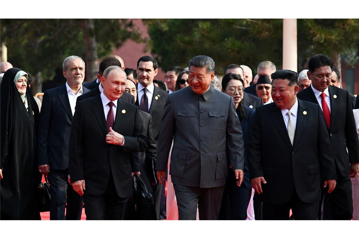 Der russische Präsident Wladimir Putin, der chinesische Präsident Xi Jinping und der nordkoreanische Machthaber Kim Jong Un kommen zu einer Militärparade anlässlich des 80. Jahrestages der Kapitulation Japans im Zweiten Weltkrieg.