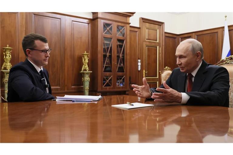 Der russische Präsident Wladimir Putin (r) spricht während seines Interviews mit dem russischen Journalisten Pawel Sarubin im Kreml.
