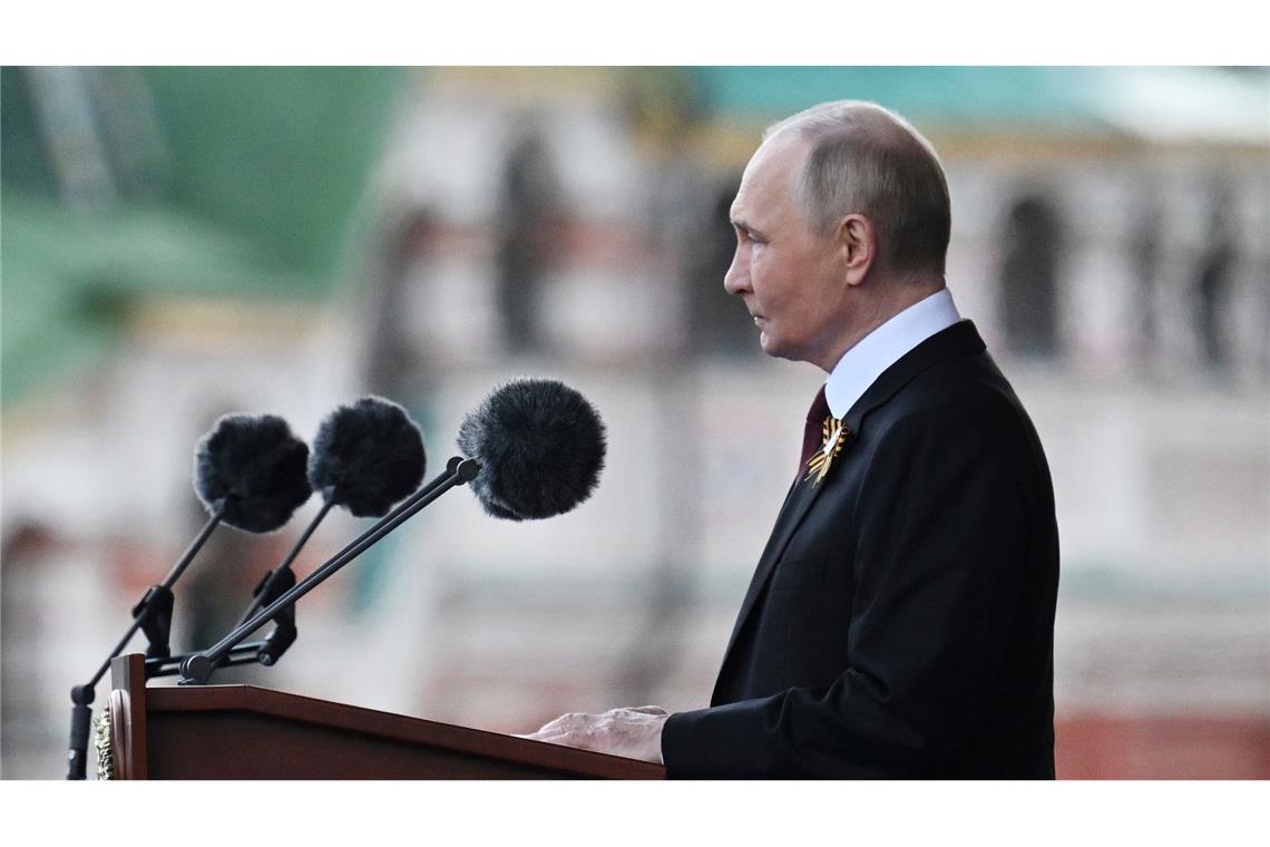 Parade im Krieg - Putin feiert Sieg über Nazideutschland Der russische Präsident Wladimir Putin setzte in seiner Rede den Kampf gegen Nazi-Deutschland mit dem aktuellen Krieg gegen die Ukraine gleich.