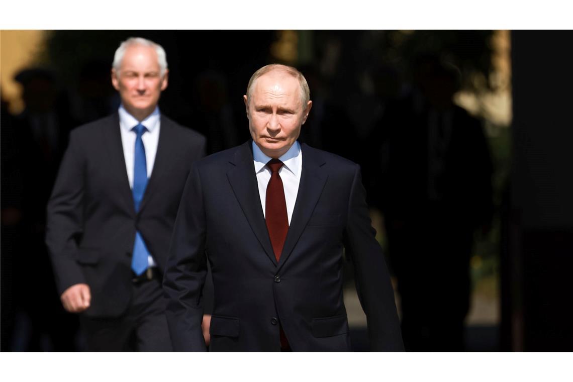 Putins Kriegsbilanz: 189 Orte 2024 in Ukraine eingenommen Der russische Präsident Wladimir Putin und sein Verteidigungsminister Andrej Beloussow berichten über Gebietsgewinne in der von Moskau überfallenen Ukraine. (Archivbild)
