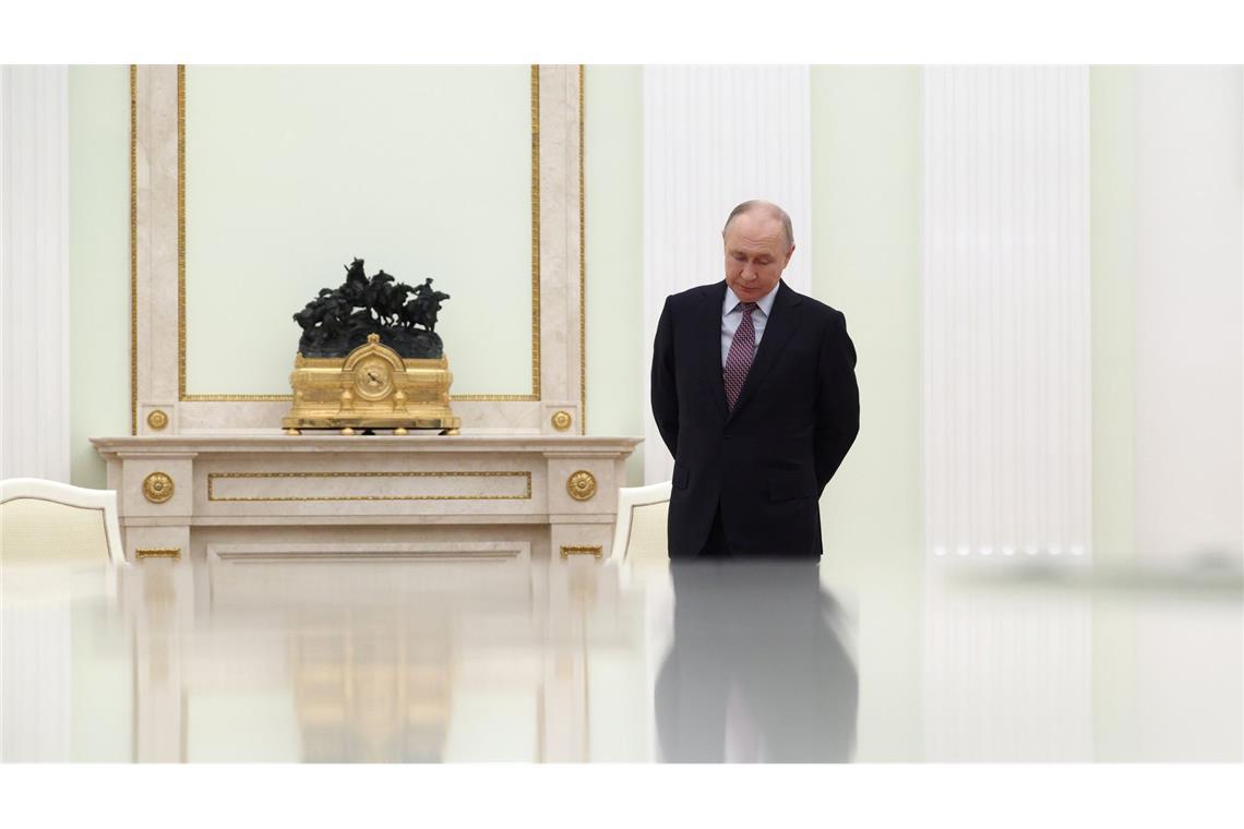 Der russische Präsident Wladimir Putin wartet auf ein Treffen mit dem usbekischen Präsidenten Mirsijojew.