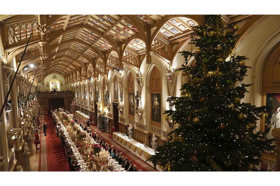 Der Saal war herrlich geschmückt – inklusive Weihnachtsbaum.