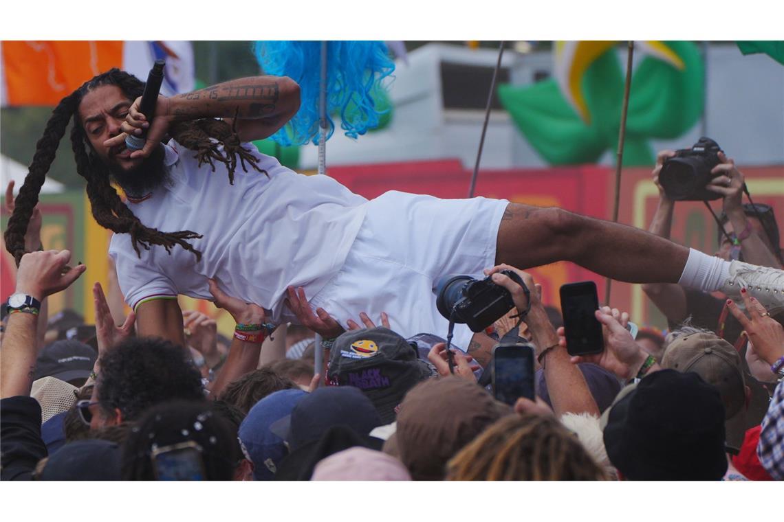 Der Sänger des Duos Bob Vylan beim Auftritt beim Glastonbury Festival in Großbritannien