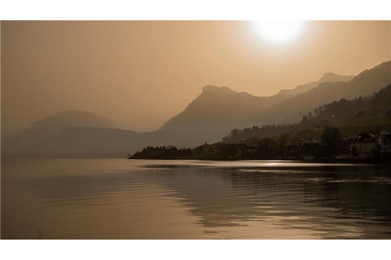 Der Saharastaub kann die Sonne milchig wirken lassen.