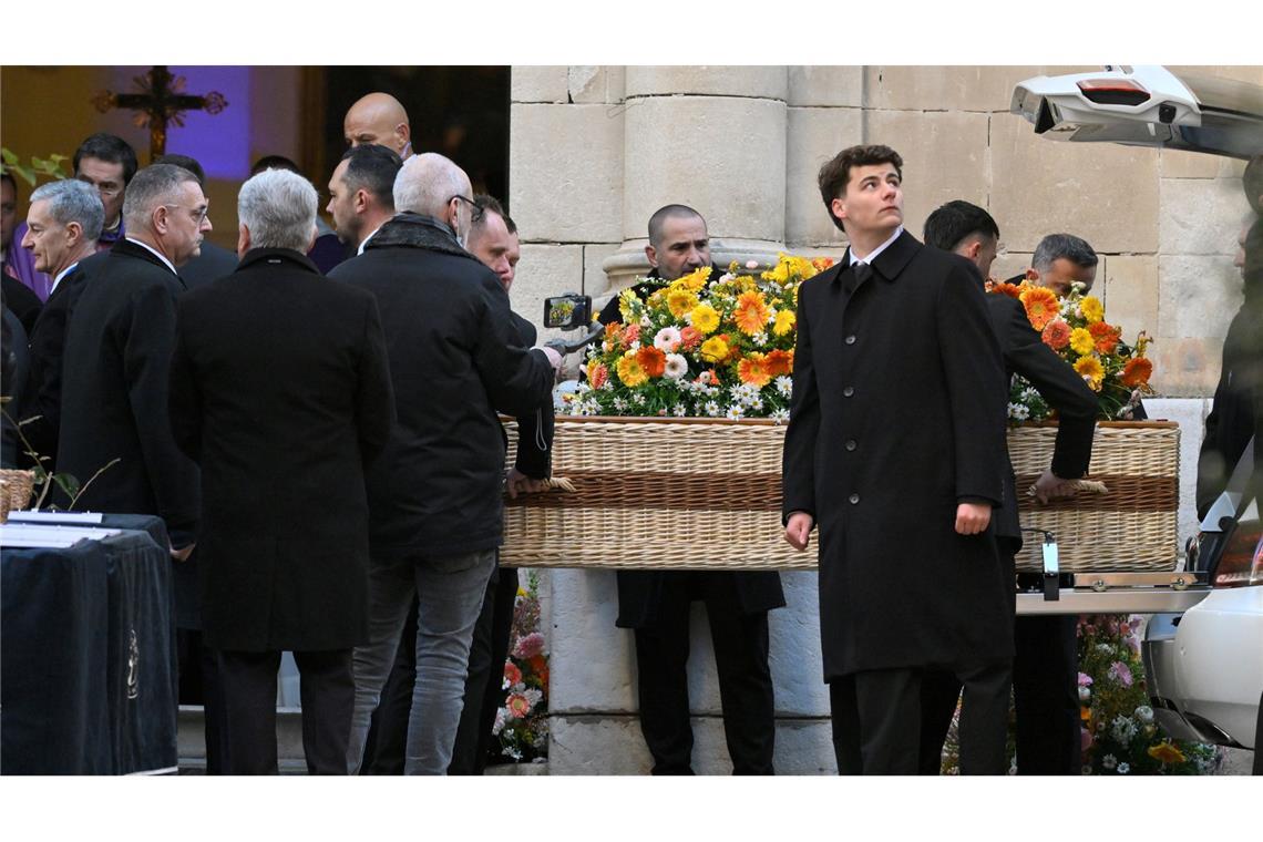 Der Sarg der Schauspielerin Brigitte Bardot wird zur Trauerfeier in die Kirche Notre-Dame de l'Assomption getragen.