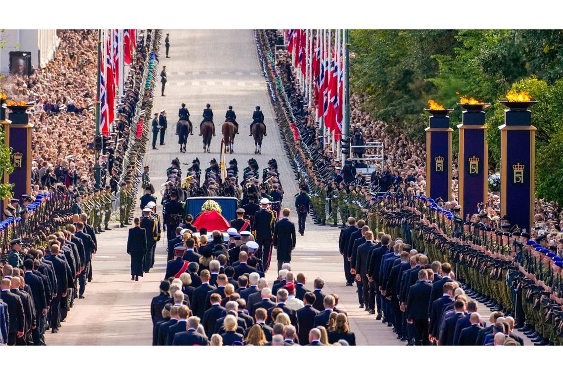 Der Sarg des norwegischen Königs Harald V. wird im Rahmen eines Trauerzuges vom Königspalast zur Osler Kathedrale getragen. (zu dpa: ««Takk»: Tränenreicher Abschied von König Harald in Oslo»)