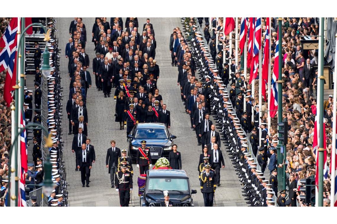 Der Sarg des norwegischen Königs Harald V. wird im Rahmen des Trauerzuges vom Königspalast zur Osler Domkirche überführt.