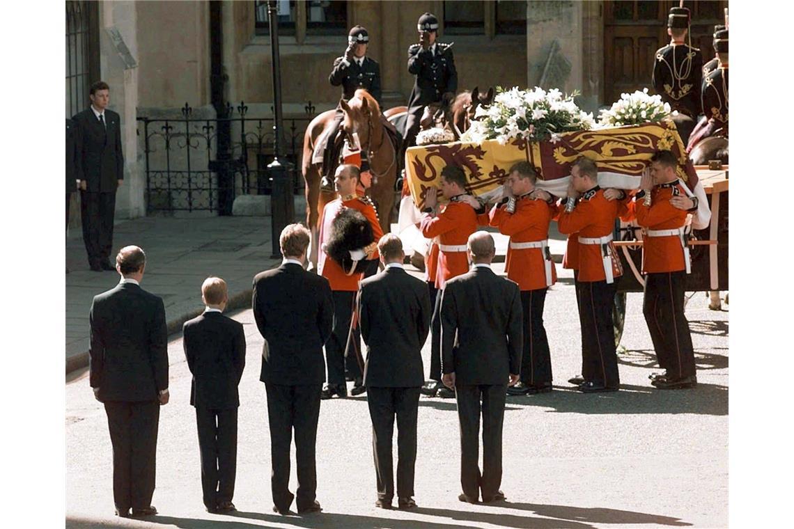 Der Sarg mit dem Leichnam von Prinzessin Diana wird am 06.09.97 zur Trauerfeier in die Westminster-Abtei in London getragen. Im Vordergrund beim letzten Geleit für die Verstorbene: (von links) Prinz Charles, ihr Sohn Harry, ihr Bruder Charles Spencer, ihr Sohn William und Prinz Philip.