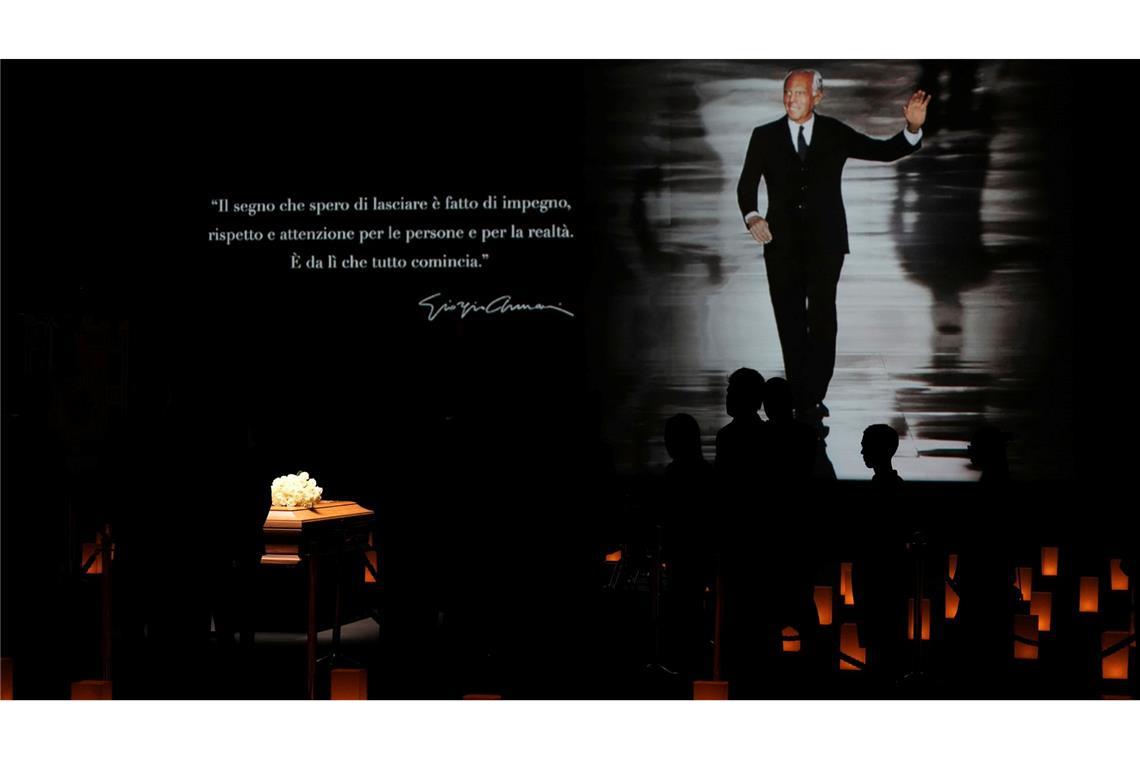 Der Sarg steht in dem Saal, in dem Giorgio Armani früher seine Modeschauen abnahm.