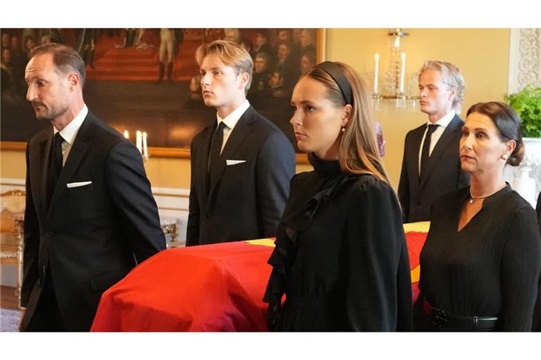 Der Sarg von König Harald V. wird von Mitgliedern der norwegischen Königsfamilie, König Haakon VIII. (hinten, l-r), Prinz Sverre Magnus, Maud Angelica Behn, (verdeckt), Marius Borg Høiby, Kronprinzessin Ingrid Alexandra (vorne, l-r) und Haakons Schwester Märtha Louise vom Roten Salon in die Schlosskapelle überführt. Der Monarch ist am 28.08.2026 im Alter von 89 Jahren gestorben.