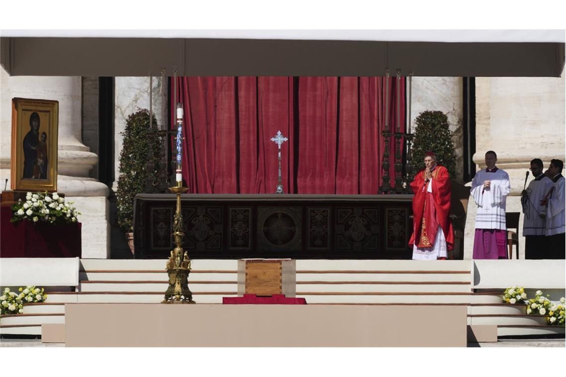 Trauermesse für Papst Franziskus auf Petersplatz begonnen Der Sarg von Papst Franziskus steht während seiner Beerdigungszeremonie im Vatikan auf dem Petersplatz.