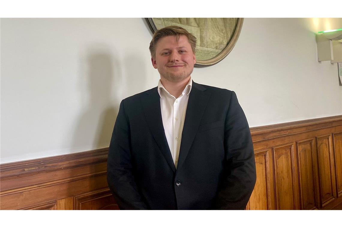 Der Satiriker Sebastian Hotz alias El Hotzo vor dem Urteilsspruch im Kammergericht Berlin.