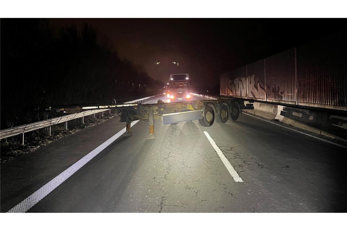 Der Sattelauflieger blockierte in der Dunkelheit alle Fahrspuren der Autobahn. (Foto: Polizei Bremen/dpa)