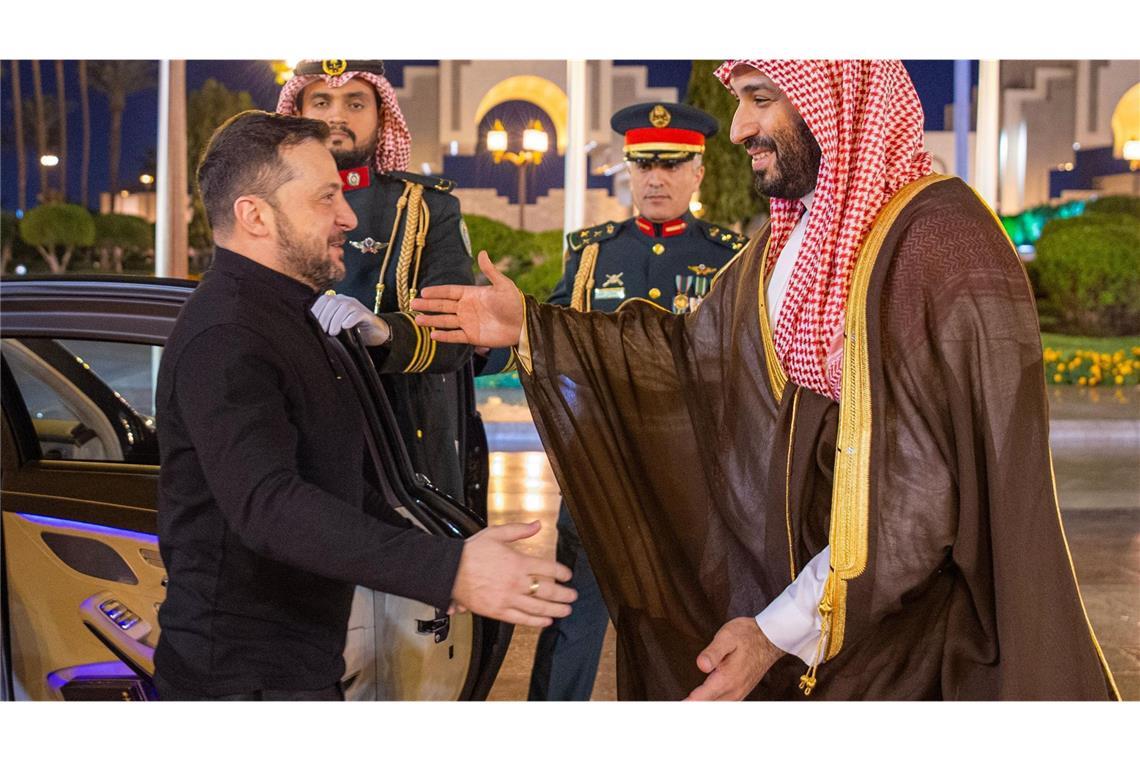 USA und Ukraine nehmen Gespräche nach Eklat wieder auf Der saudische Kronprinz Mohammed bin Salman (r) begrüßt Wolodymyr Selenskyj, Präsident der Ukraine, im Königspalast in Dschidda, Saudi-Arabien.