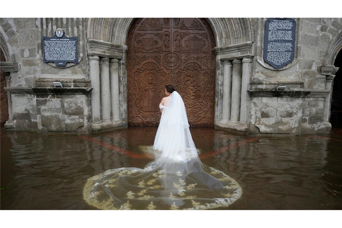 Der Saum des Brautkleides und der Schleier der Braut waren völlig durchnässt.