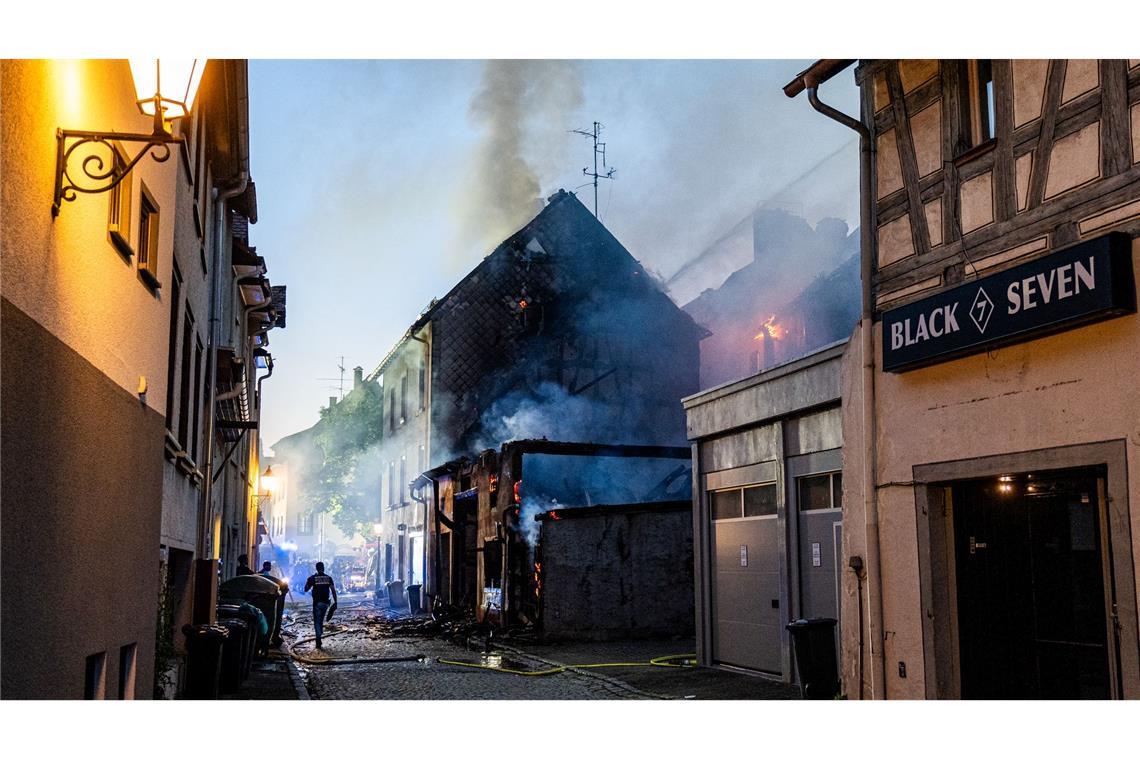 Großbrand in Villingen-Schwenningen - Gebäude eingestürzt Der Schaden dürfte nach ersten Einschätzungen der Feuerwehr in die Millionen gehen.