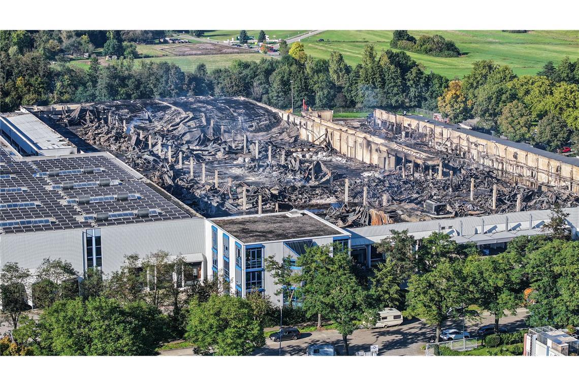 Millionenschaden bei Großbrand in Industriegebiet Der Schaden durch den Brand ist enorm.