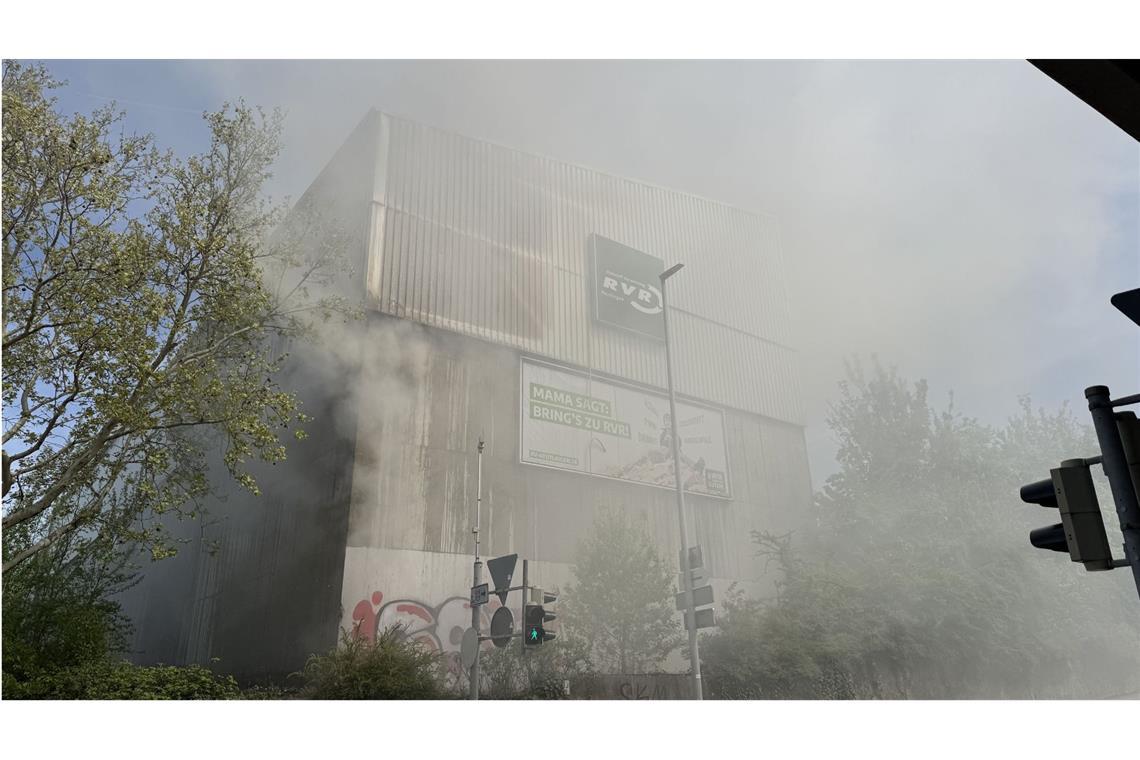 Großeinsatz bei Brand auf Wertstoffhof – Sicht auf B28 eingeschränkt Der Schaden durch den Großbrand wird auf über eine Million Euro geschätzt.