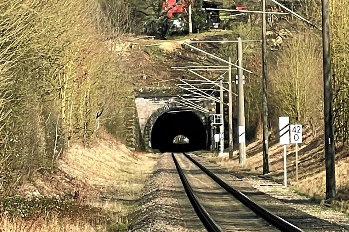 Ein Gleis und viele Einwände Der Schanztunnel bei Fichtenberg, gesehen vom Bahnübergang Plapphof. Zurzeit erfolgen vor Ort Probebohrungen beziehungsweise Bodenerkundungen zum Neubau des Tunnels. Sie sollen bis Mitte April abgeschlossen sein. Foto: Richard Färber