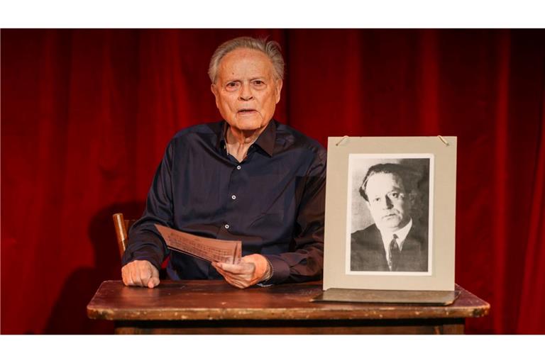 Der Schauspieler Bert Oberdorfer, der regelmäßig mit einer Tucholsky-Revue auftritt, ist immer wieder überrascht, wie aktuell die Texte des Journalisten und Satirikers noch sind.